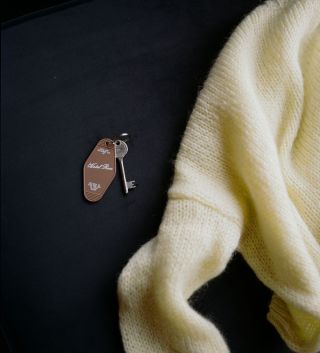 Mohérový Royal Sweater od Rita Row.🧶 Měkký, nadýchaný, s jemnou strukturou a barvou, která vypadá, jako by pohltila ranní...