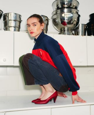 Patchwork denim you will love.🫀 Mix barev, kontrastů a fragmentů, které spolu fungují překvapivě dokonale. Rovný tvar...