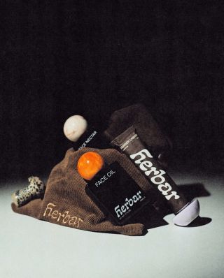 Přírodní, funkční a vizuálně dokonalá, to je péče od Herbar. Podporuje regeneraci, zklidňuje pleť a obnovuje její...