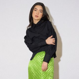 OhSevenDays bringing the light. Smaragdové statement pieces, které působí jako couture, ale snadno je přimícháte do...