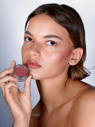 Novinka: ROWSE Lip’n’Cheek Balm v odstínu Woodrose. Jeden produkt, který vyřeší celý look. Jemný, přirozený tón na rty i...